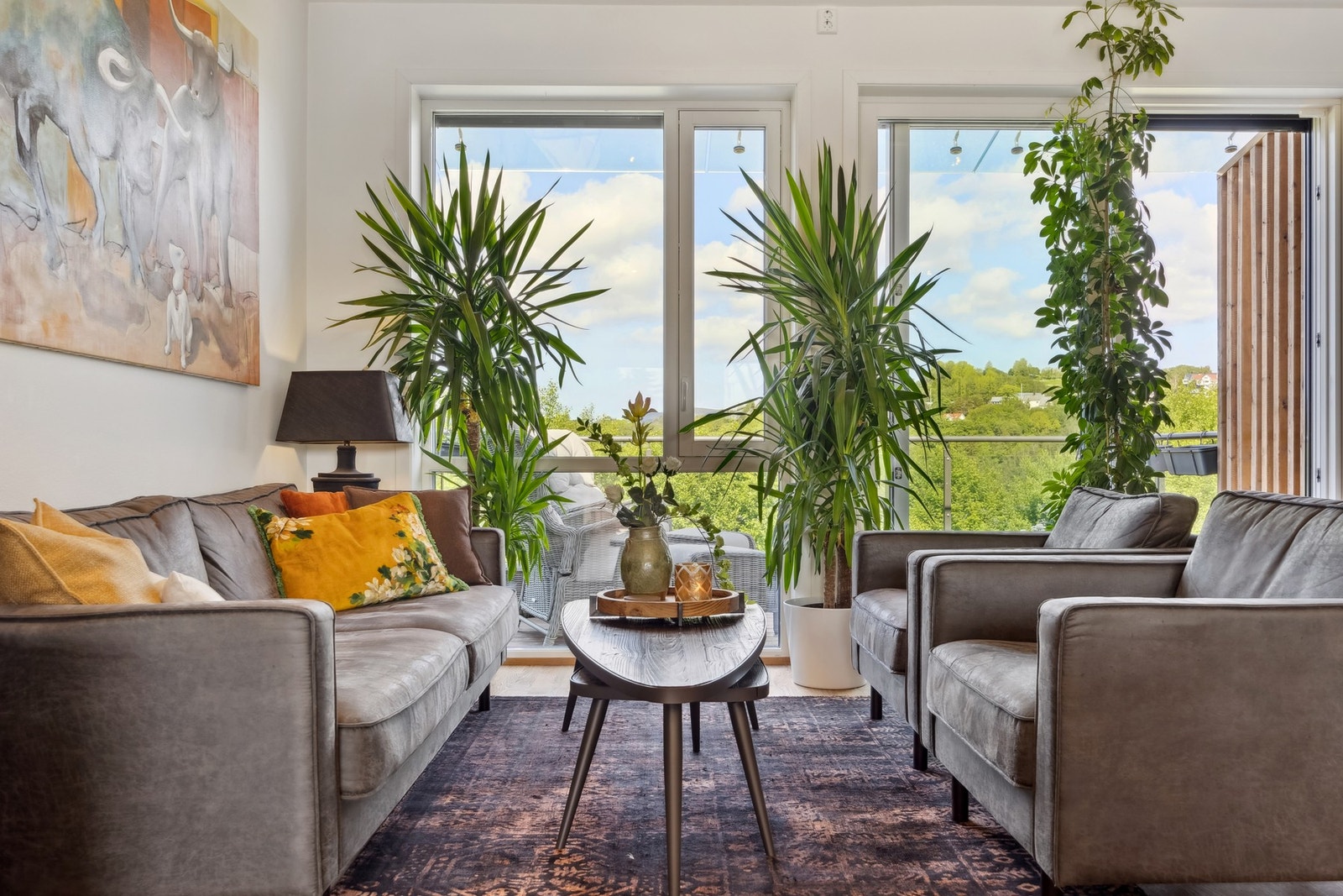 Moderne motorisert solskjerming på alle vinduer i stue og kjøkken gir både komfort og stil, med enkel betjening for perfekt lysregulering året rundt. Galleribilde