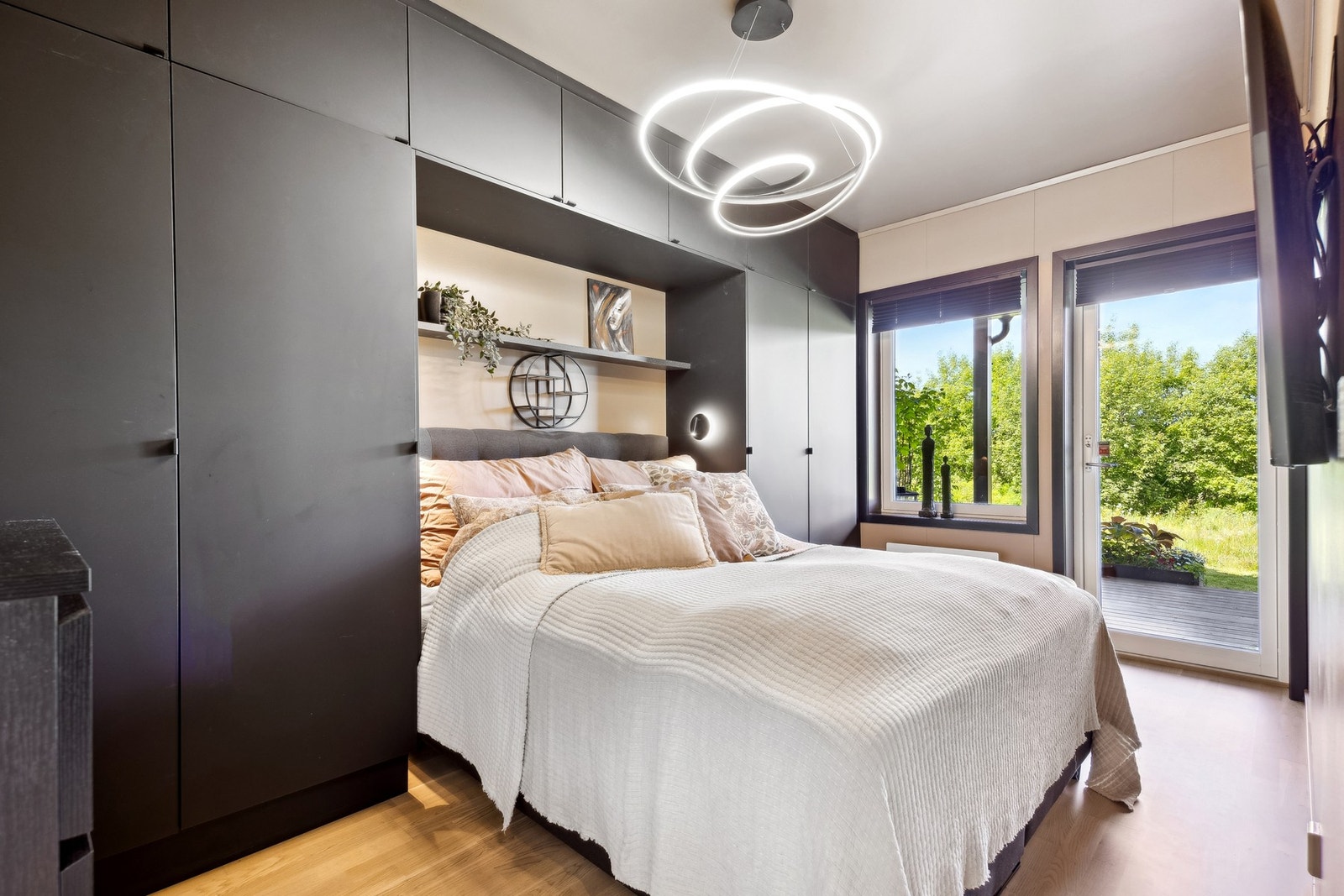 Begge soverommene har fått eksklusive, plassbygde garderobeløsninger fra Aubo. Gulvene er belagt med hvitpigmentert 3-stavs eikeparkett, som gir rommene en lys og lun atmosfære. Galleribilde