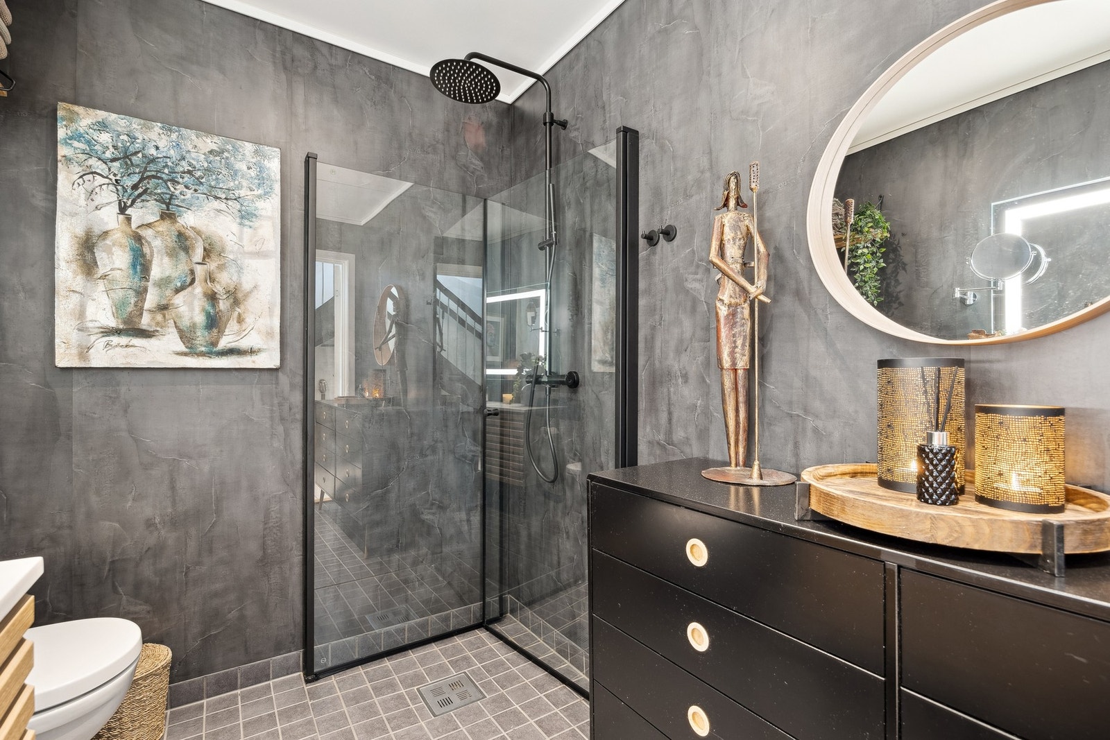 Det er valgt sort dusjvegg med Liam-profil og VB Como takdusjsett i sort matt. Veggene er kledd med eksklusivt Berry Alloc baderomspanel i sort kalk. Galleribilde