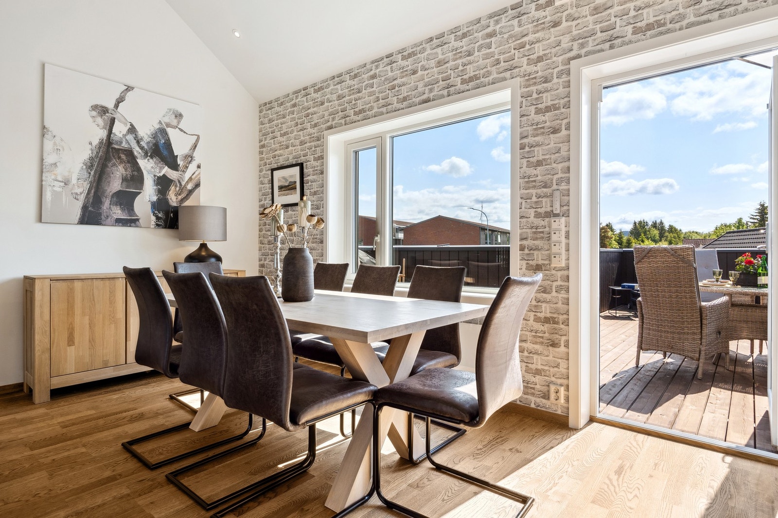 Belysning og oppvarming er valgt med omtanke - med Junistar Lux spotter, Disc 290 taklamper, Nobø ovner med glassfront og Eco Dimplex, samt utvidet dimmer- og stikkpakke. Galleribilde