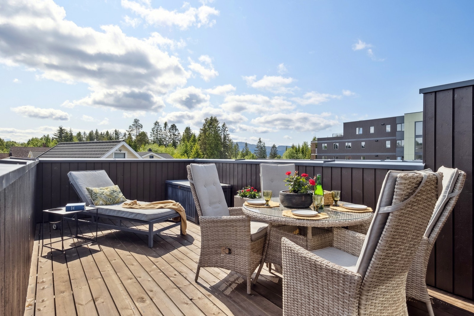 En romslig takterrasse på 23 m², østvendt, perfekt for å nyte morgensol og frokost under åpen himmel. Galleribilde