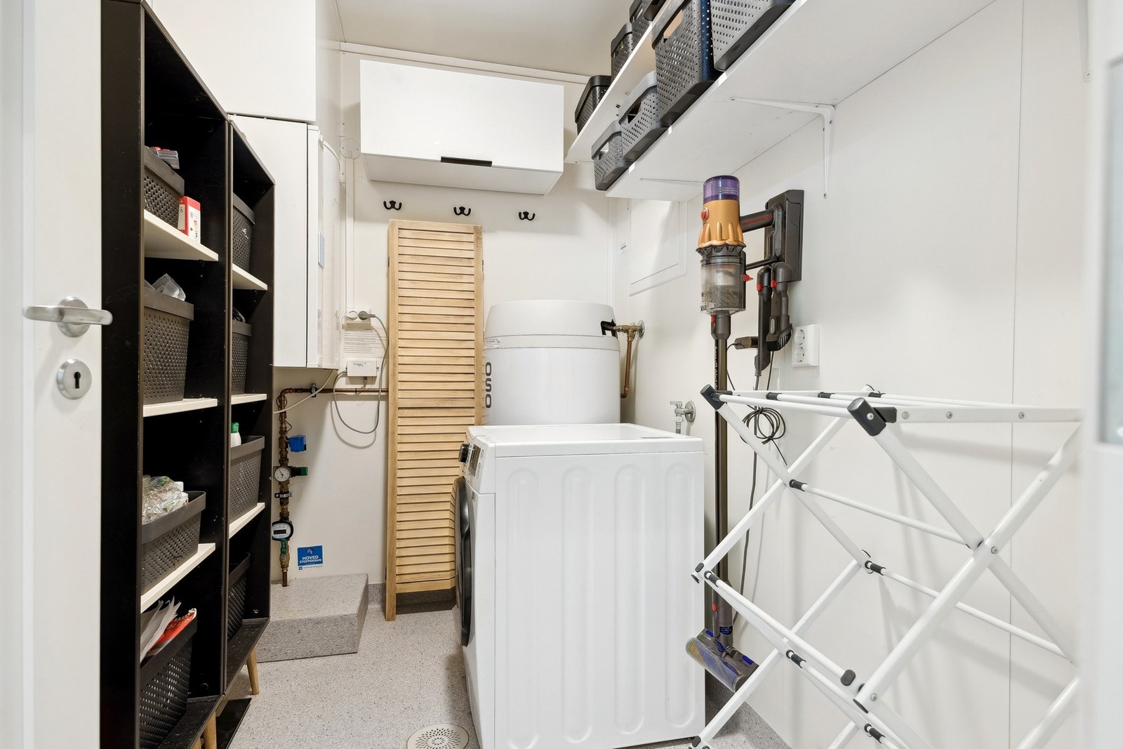 Et funksjonelt vaskerom med gulvvarme, rør-i-rør-system, varmtvannsbereder, fordelerskap, samt plass og opplegg for vaskemaskin. Galleribilde