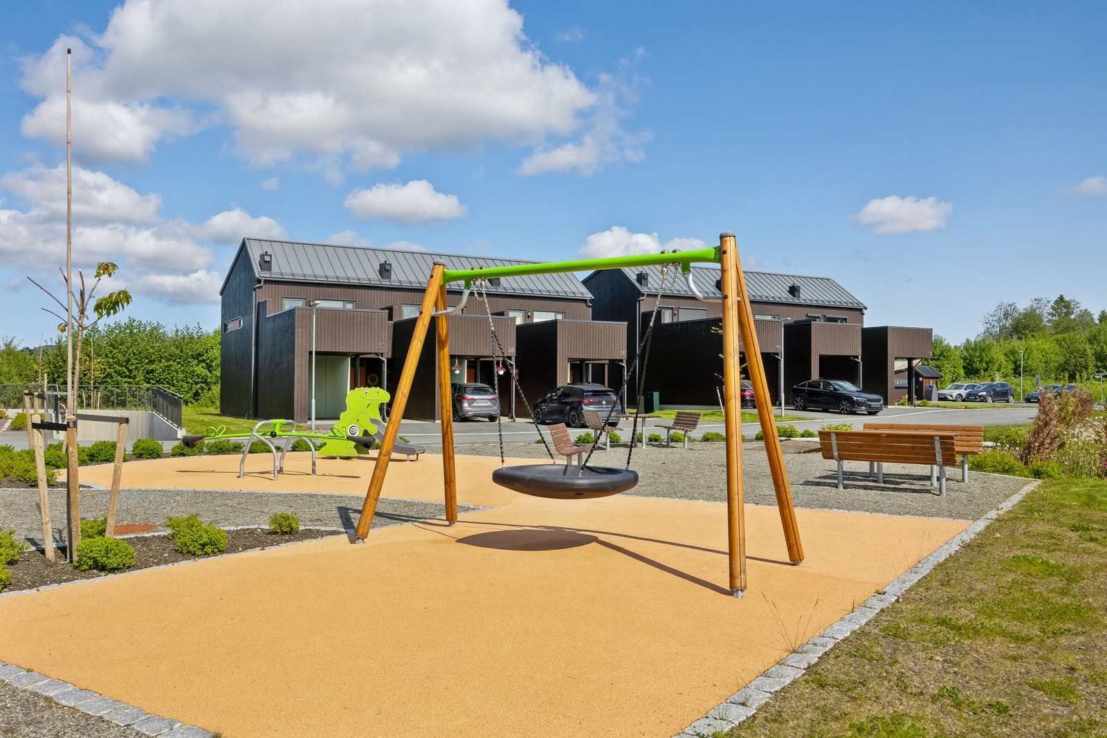 Et trygt og barnevennlig boområde med lekeplass rett utenfor døren, perfekt for småbarnsfamilier. Her kan barna leke fritt i trygge omgivelser, mens du har full oversikt fra takterrassen. Galleribilde