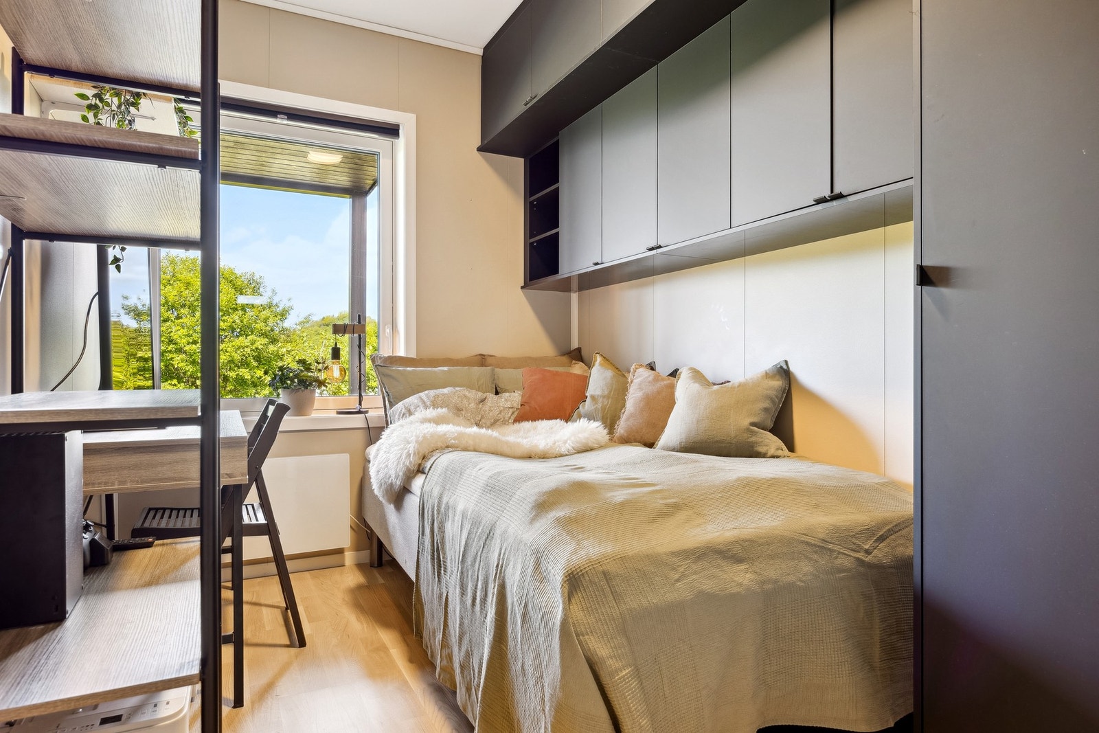 Soverom nr. 2 - Lekkert og funksjonelt rom med kvalitetsmaterialer og gjennomtenkte detaljer. Plassbygd garderobe fra Aubo sørger for optimal oppbevaring, mens Nobø panelovn med glassfront og smart Eco Dimplex-styring gir effektiv og stilren oppvarming. Galleribilde