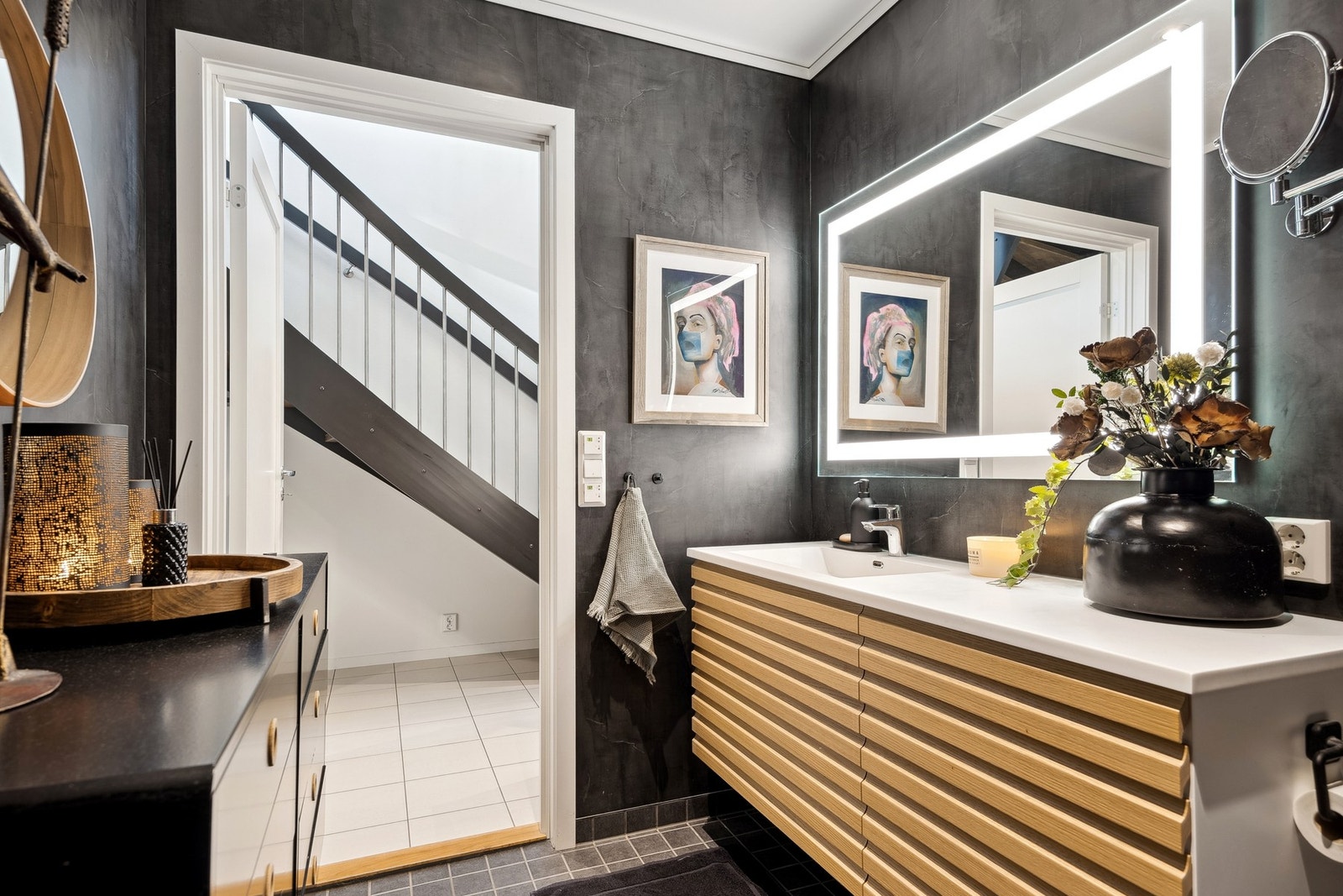 Badet er oppgradert og har baderomsinnredning fra Aubo med eikefronter og ekstra bred servantskap i prisma marmor. Galleribilde