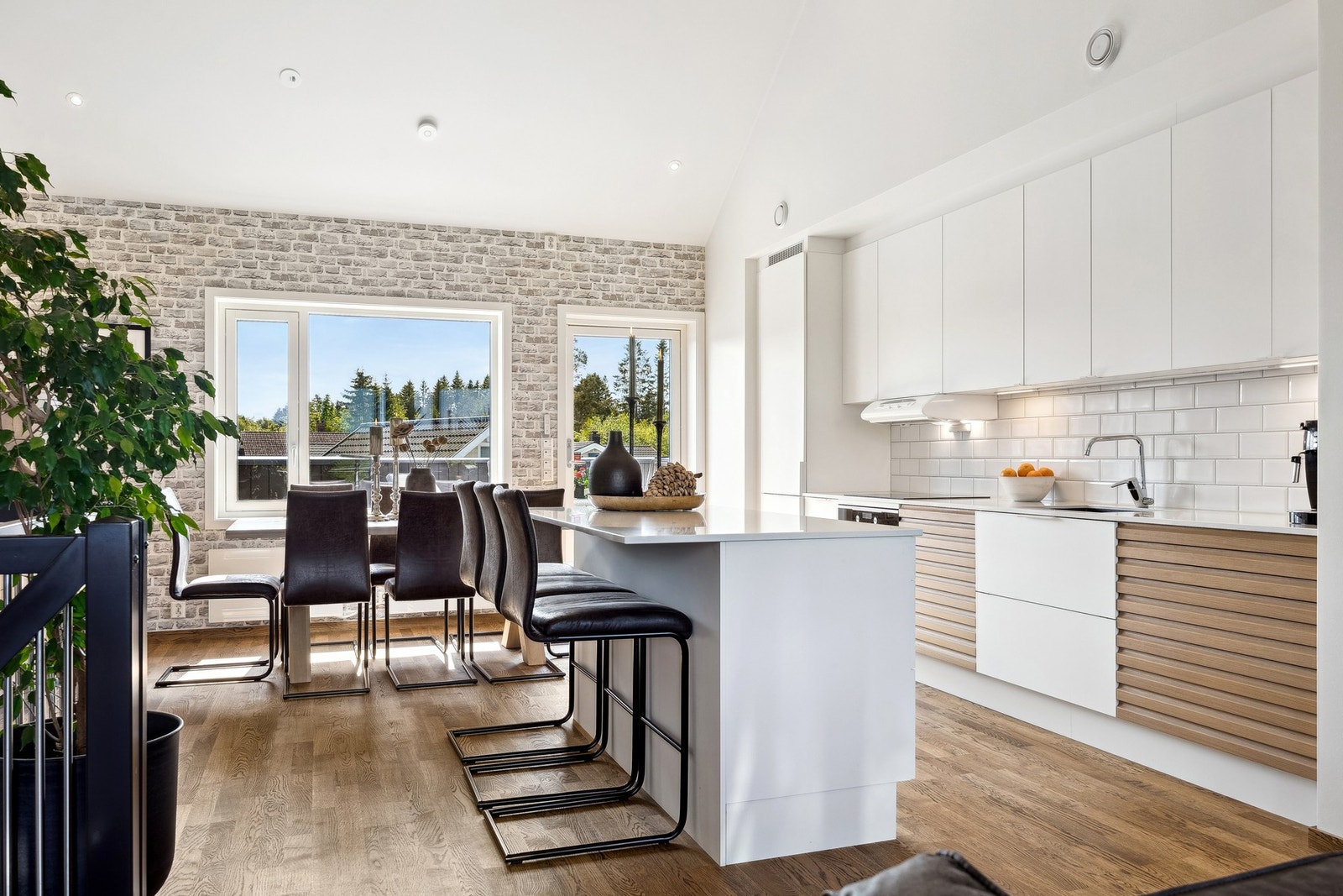 Det er også valgt undermontert vask fra Blanco og tapet på endeveggen fra Storeys - en detalj som gir kjøkkenet et eksklusivt preg. Galleribilde