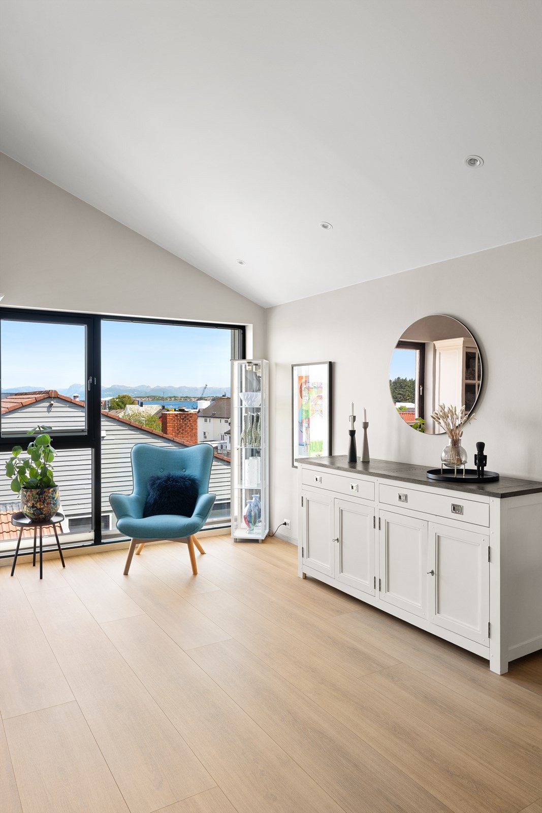 - Skjenk og vitrineskap kan kjøpes ved avtale - Galleribilde