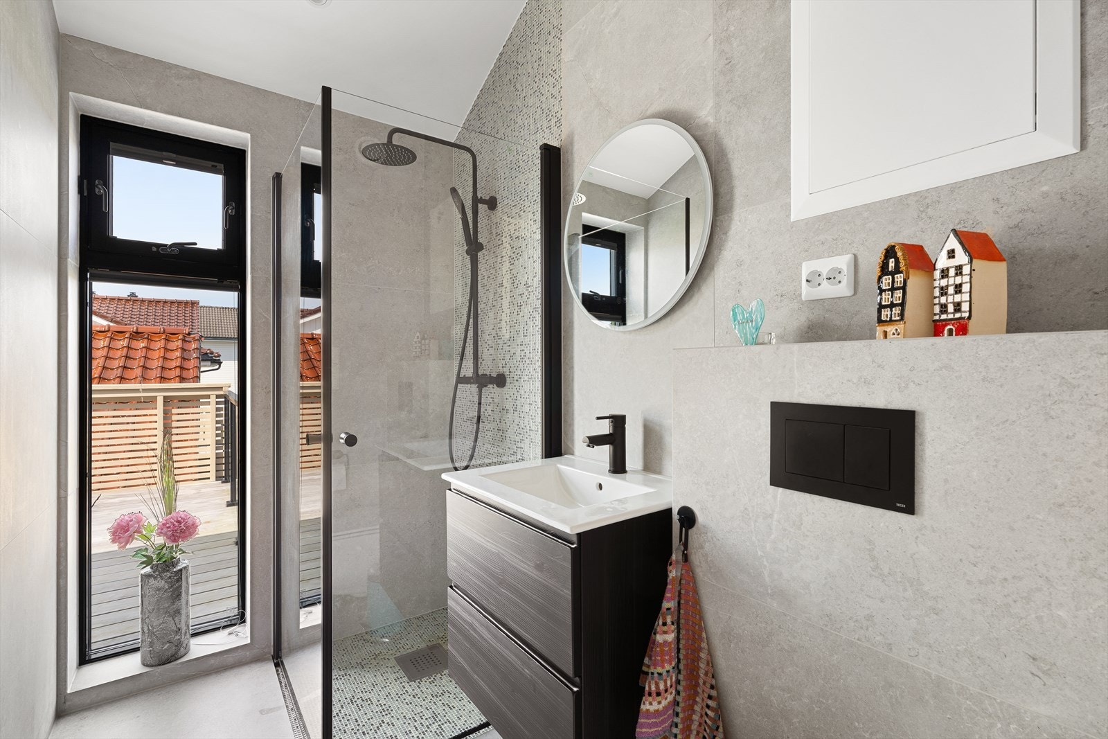 - Det er også et eget bad i samme etasje som stue og kjøkken - Galleribilde