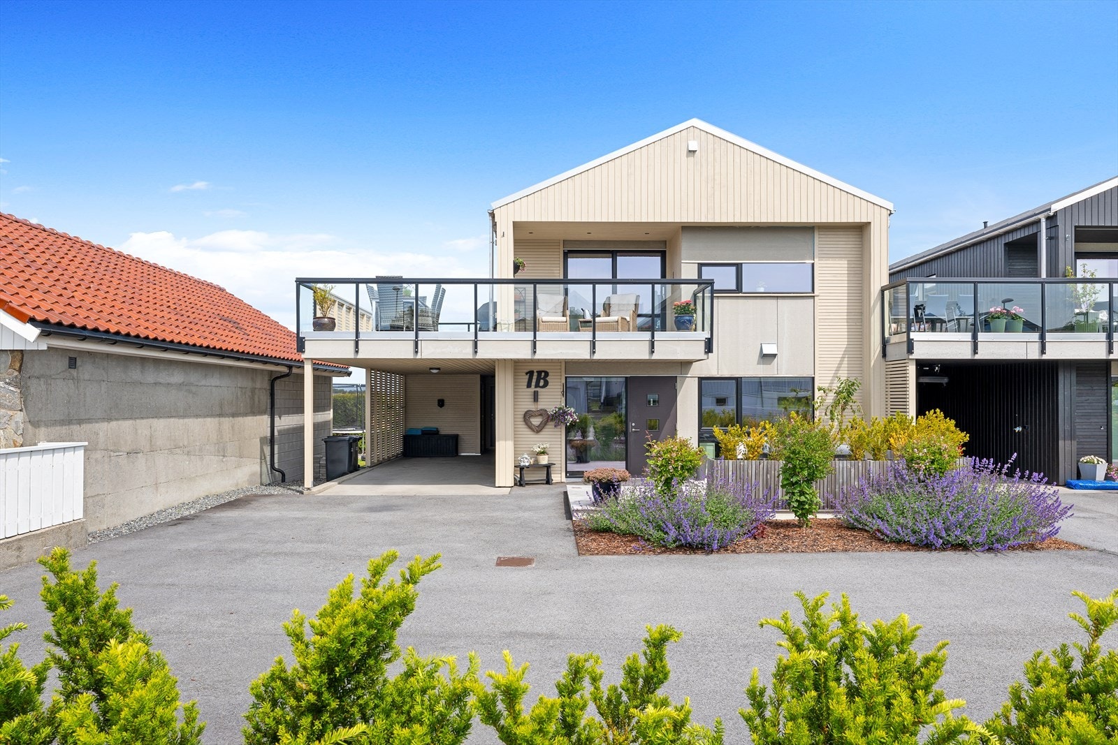 - God parkeringsdekning, elbillader i carport og utvendig bod - Galleribilde