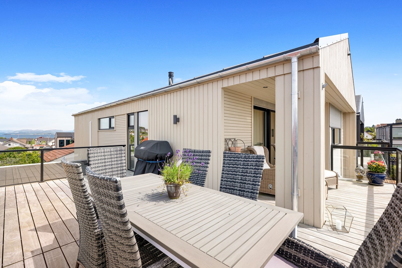 - Her er det god plass til sittegrupper og grill - Galleribilde