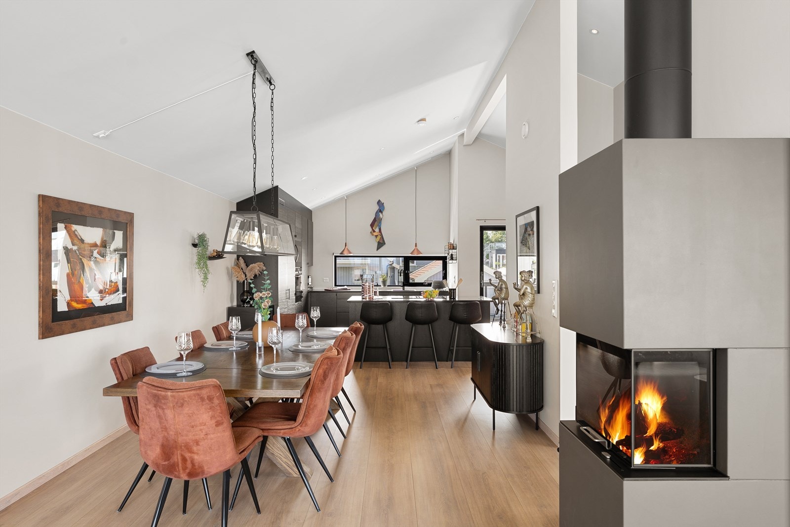 - God plass til langbord med hele familien rundt - Galleribilde