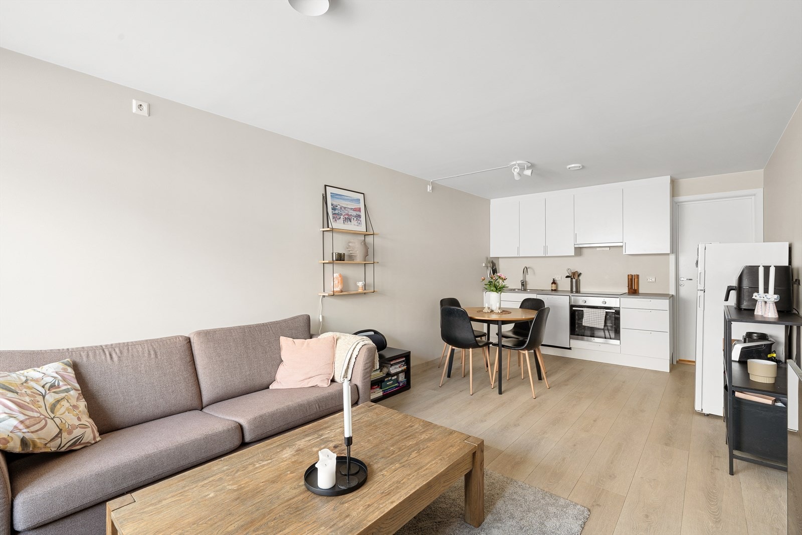 - Her er det god plass til sittegruppe og spisebord - Galleribilde