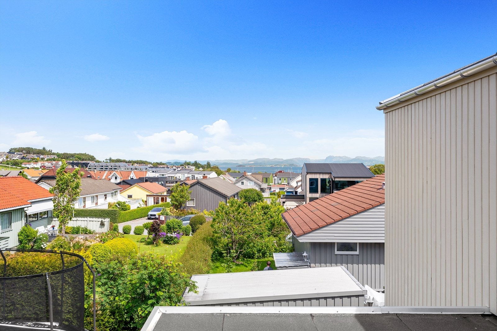 - Nydelig utsikt over nabolaget og sjøen - Galleribilde