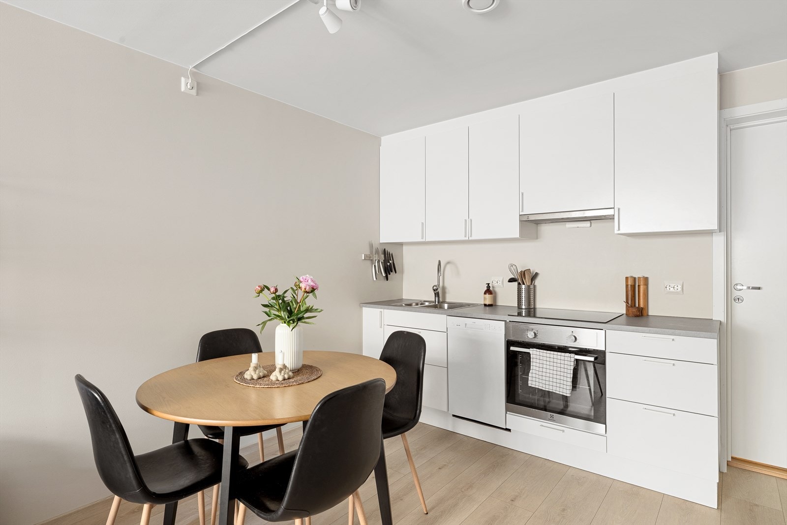 - Kjøkkenet har integrert platetopp og stekeovn - Galleribilde