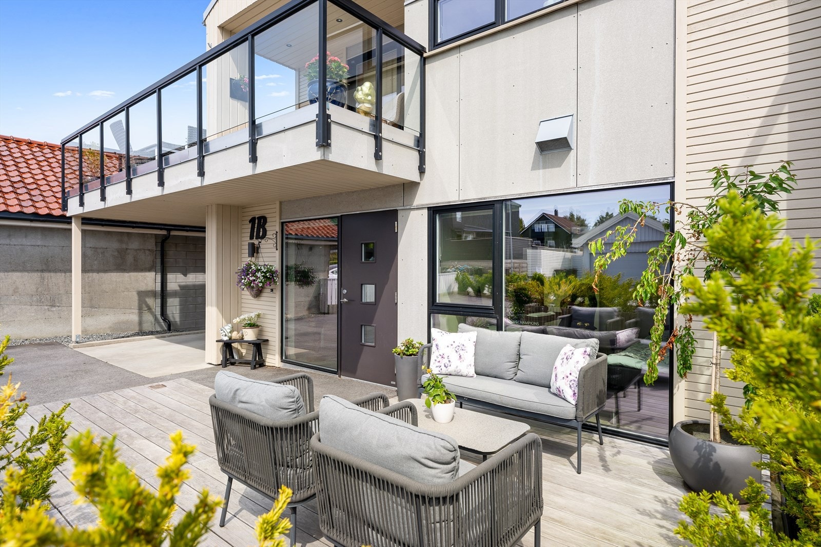 - Uteplass også ved inngangspartiet - Galleribilde