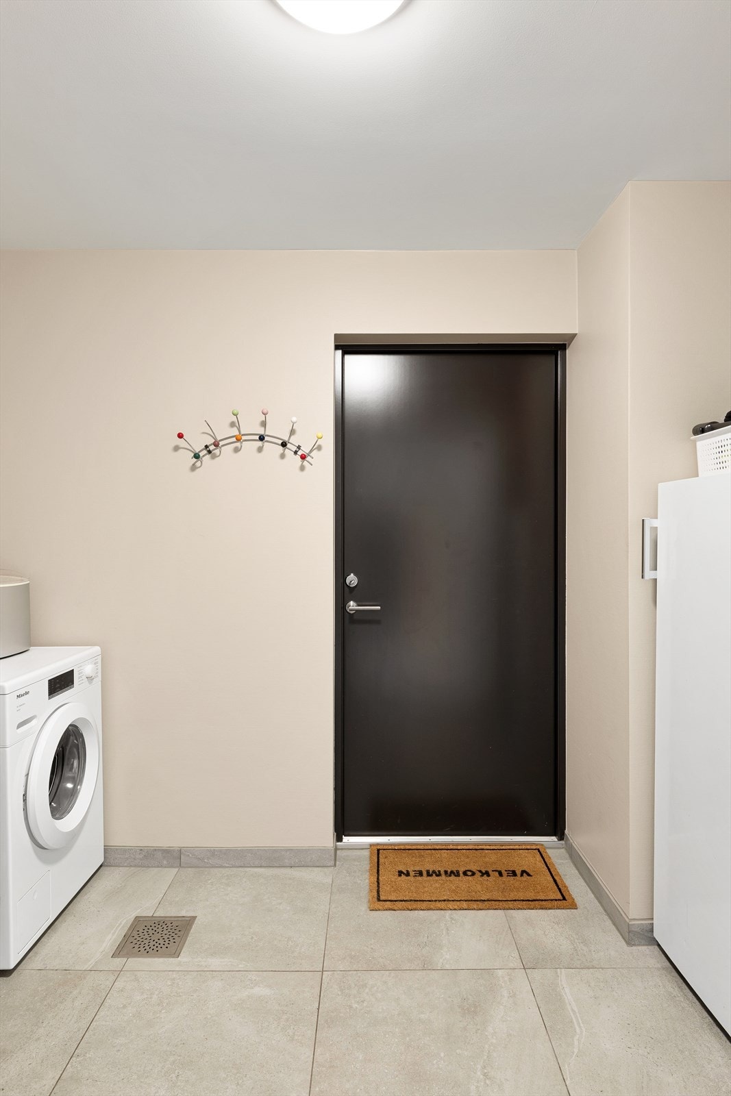 - Eget vaskerom med bi-inngang og plass til garderobeskap eller ekstra kjøleskap - Galleribilde