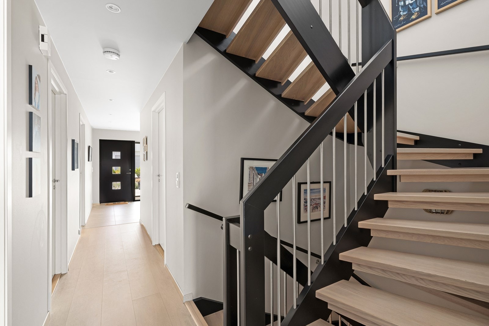 - Romslig gang med oppgradert trapp med eiketrinn og sort rekkverk - Galleribilde