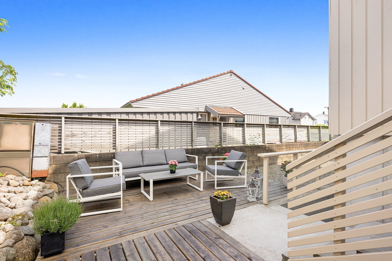 - Det er uteplasser på tre sider av boligen - Galleribilde