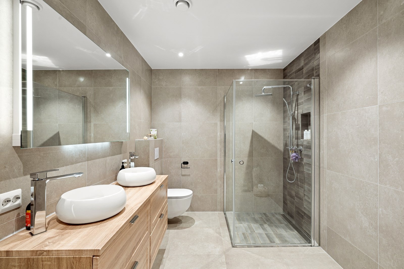 - Lekkert hovedbad med dobbelservant og regnfallsdusj. Det er også opplegg til badekar - Galleribilde