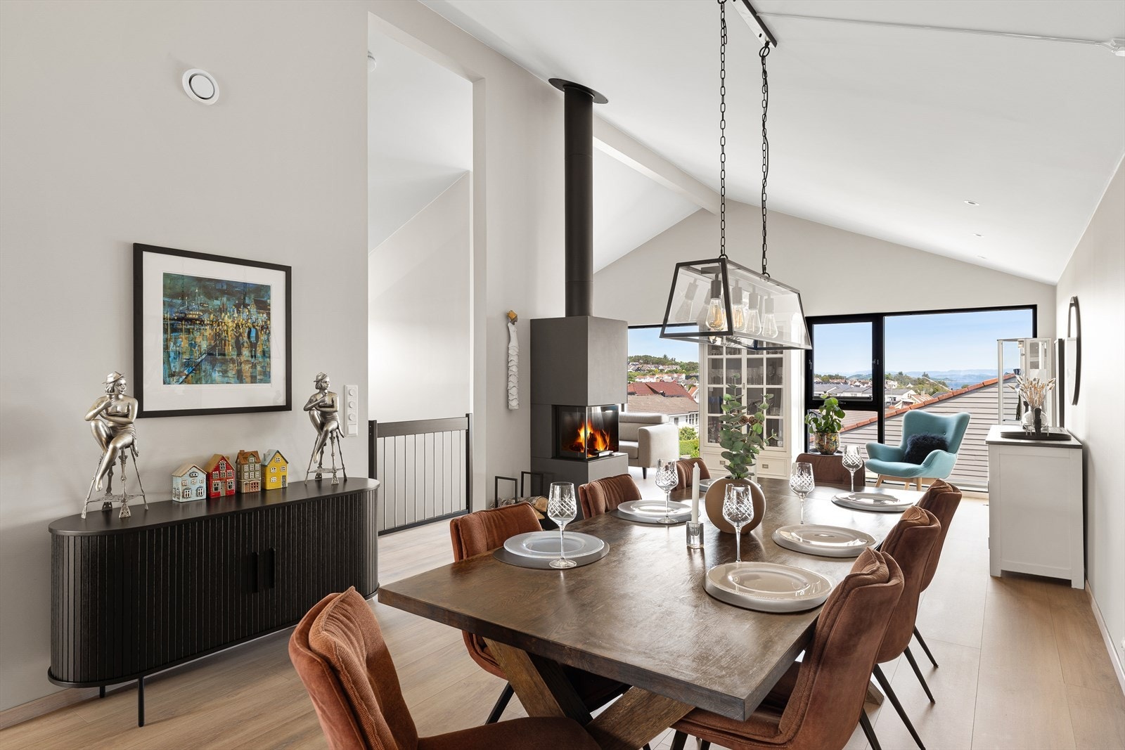 - Boligen har både peis, varmepumpe og balansert ventilasjon med varmegjenvinning - Galleribilde