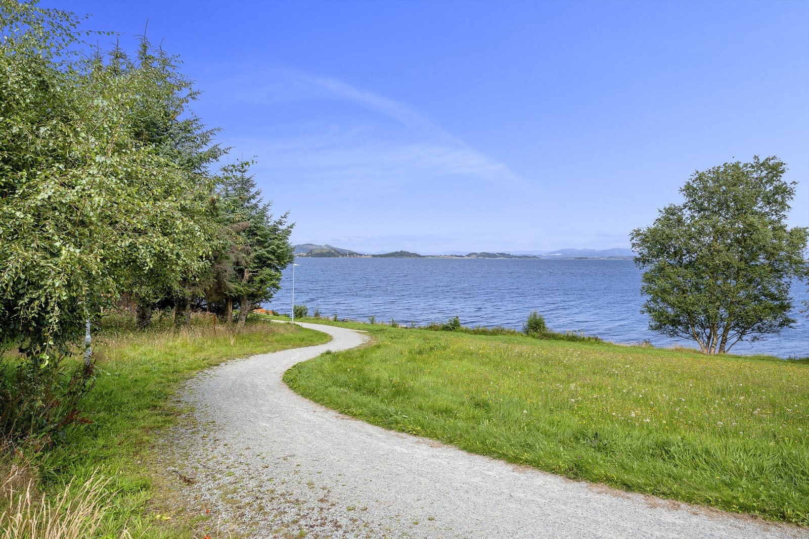 - Man har tursti både langs vannet, og det er ellers kort vei til Hålandsvannet, Vistnes og Tungenes Fyr for å nevne noe - Galleribilde