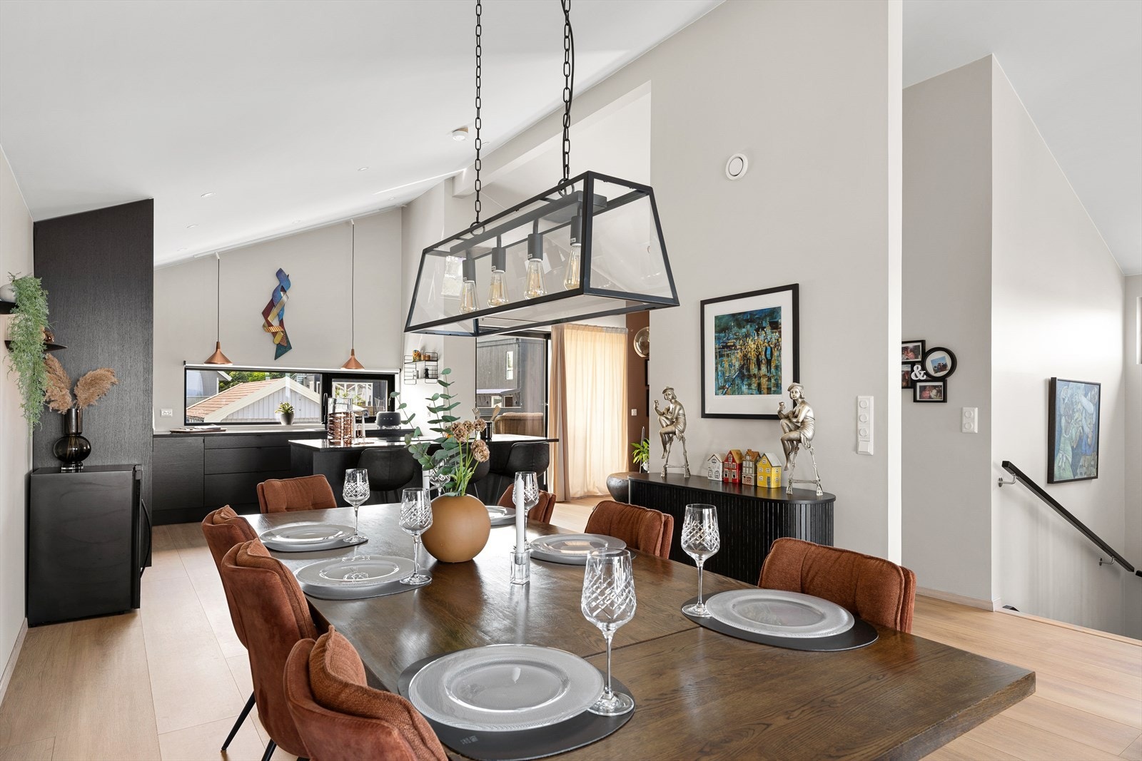 - Boligen er påkostet og byr på takhøyde på 3,73 meter i hovedetasjen - Galleribilde