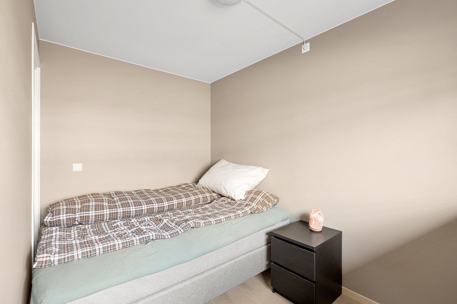 - Soverom med plass til dobbeltseng og garderobeskap - Galleribilde