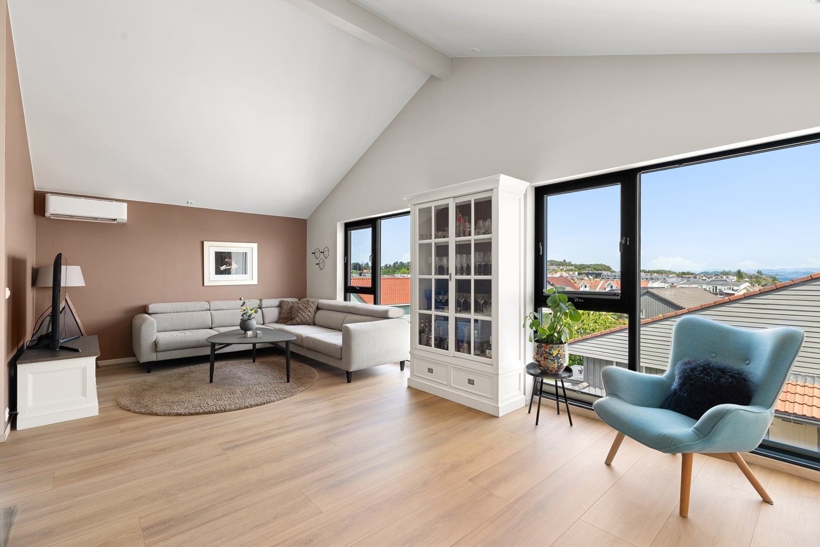 - Romslig stue med store vindusflater med godt lysinnslipp - Galleribilde