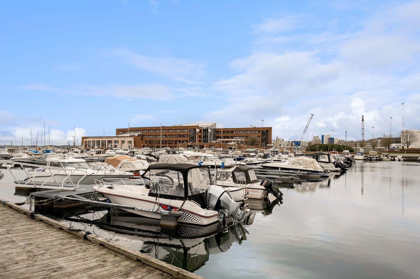 - Det er en rekke båthavner innen kort gangavstand, koselig både å spasere ved, samt ta en båttur på varme sommerdager - Galleribilde