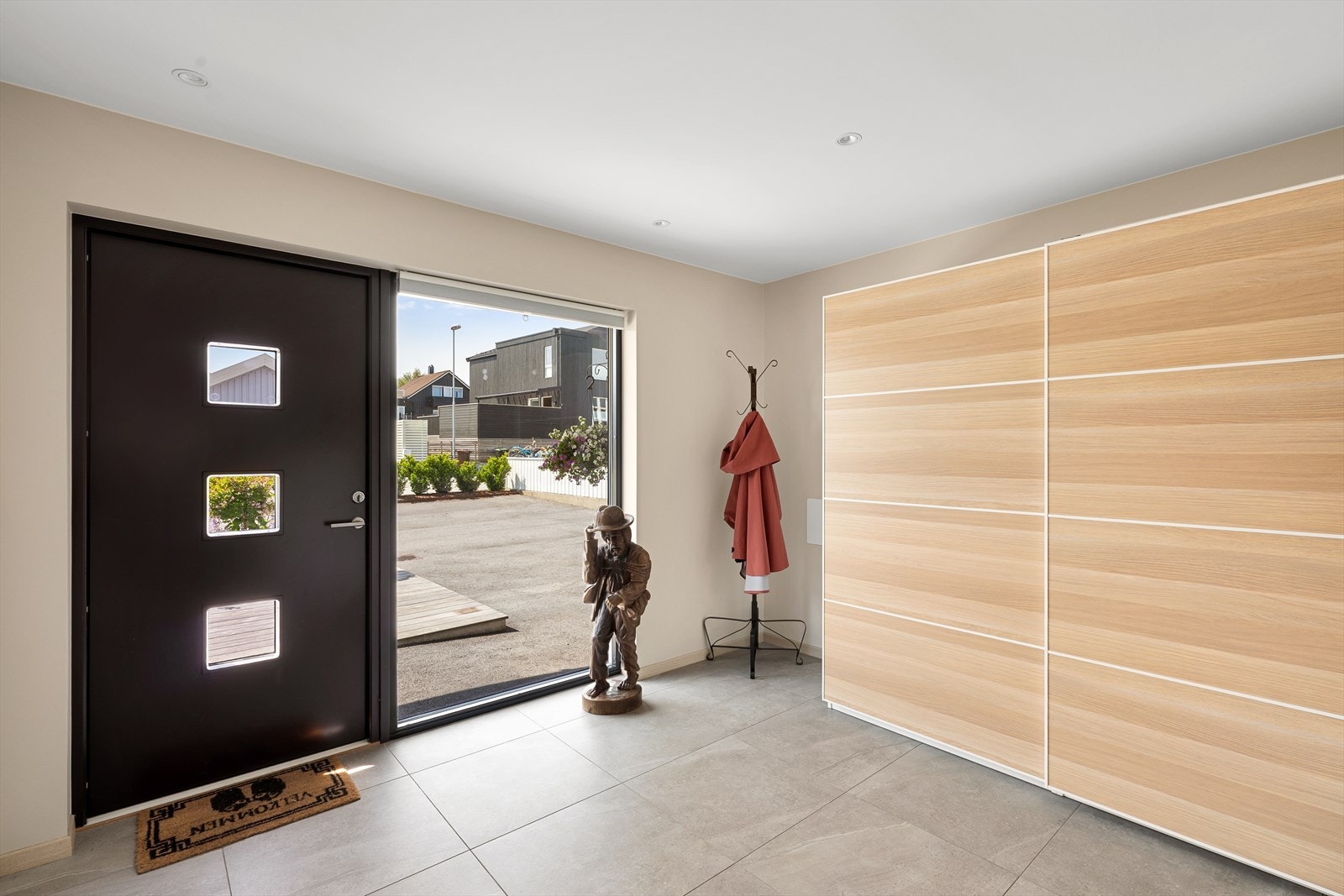 - Entréen er av god størrelse med 60x60 flis på gulv og plass til stort garderobeskap - Galleribilde