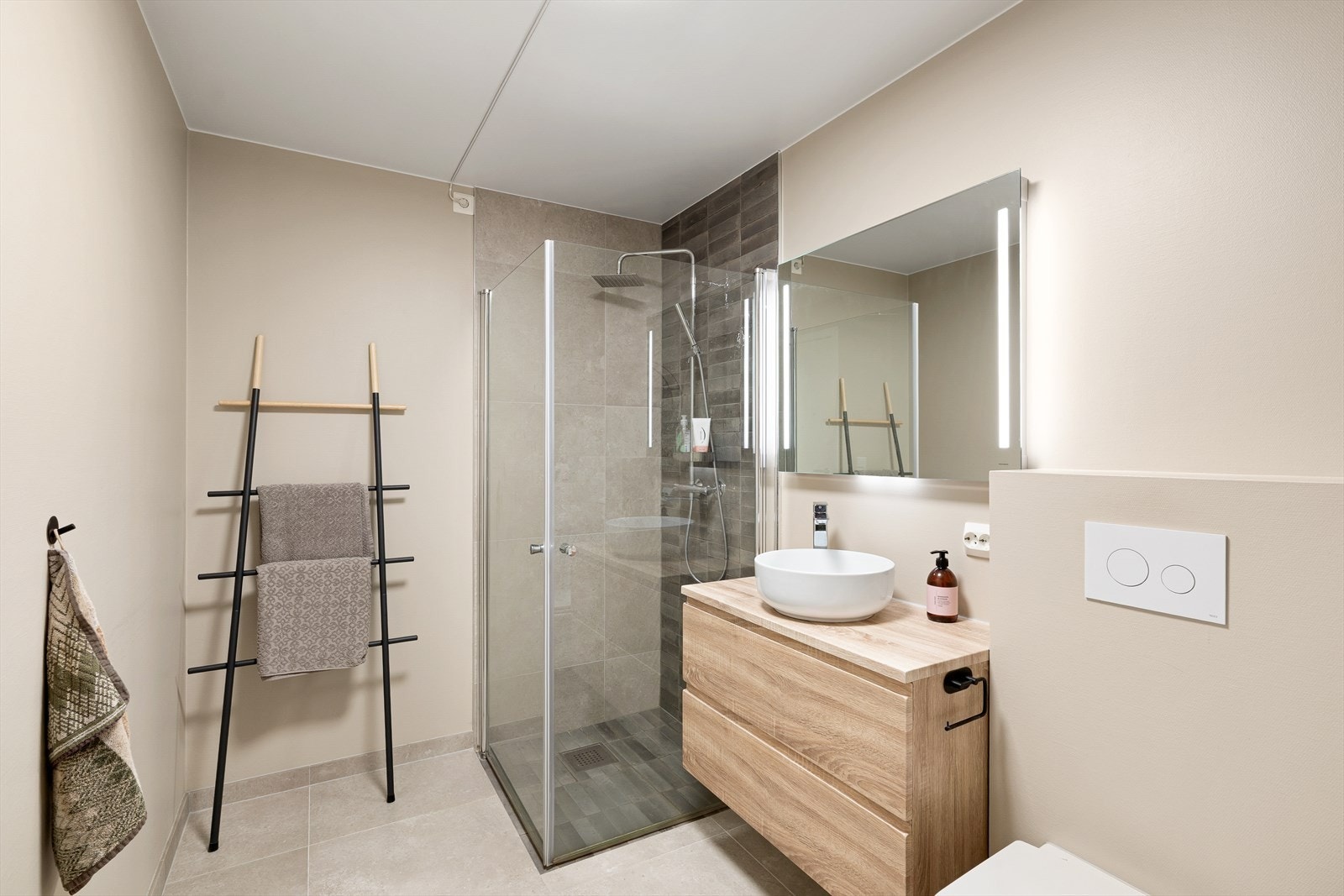 - Badet er i samme stil som de øvrige badene, og har opplegg til vaskemaskin - Galleribilde