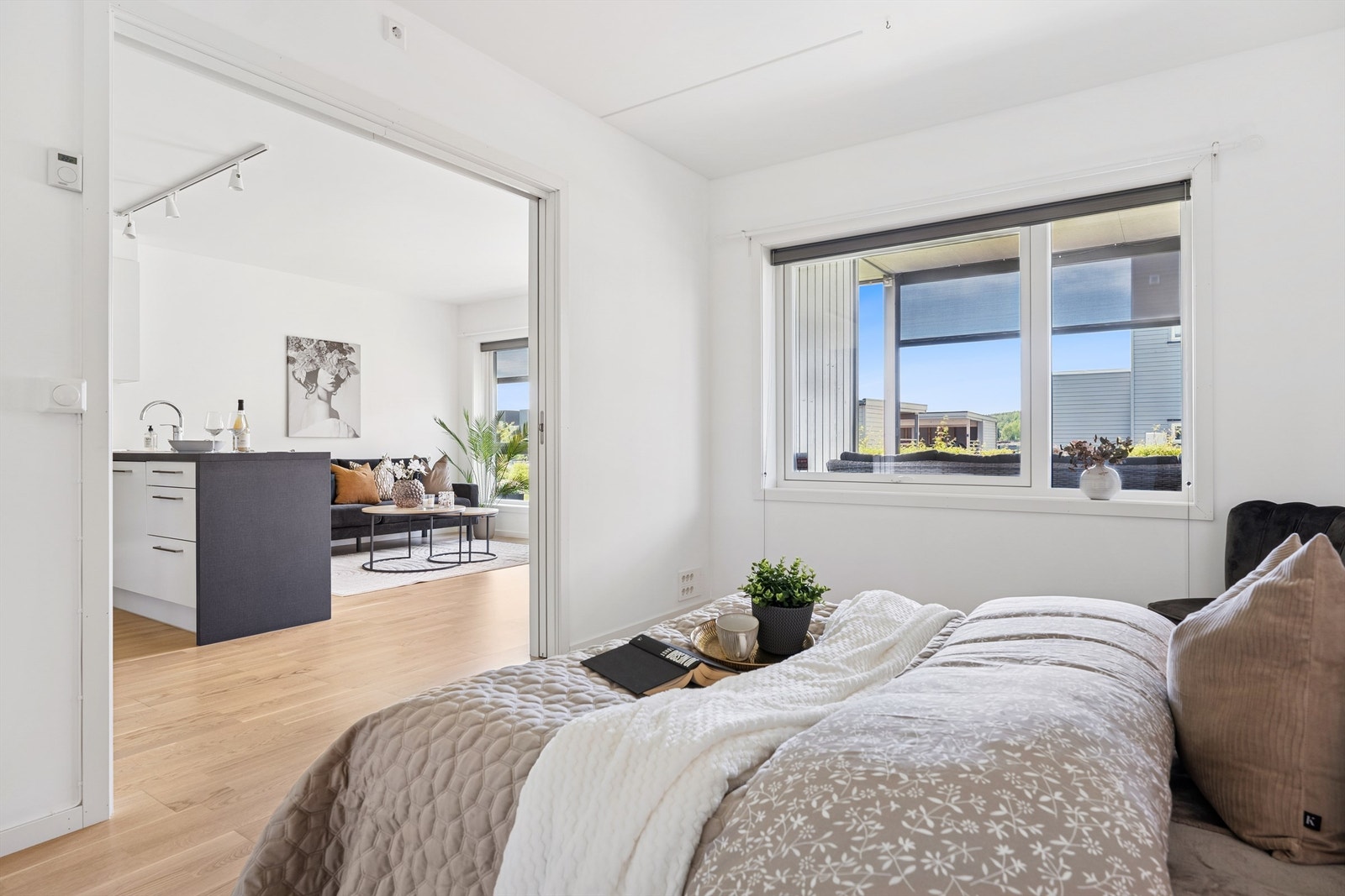 Soverom 2 som har skyvedører til stuen. Galleribilde