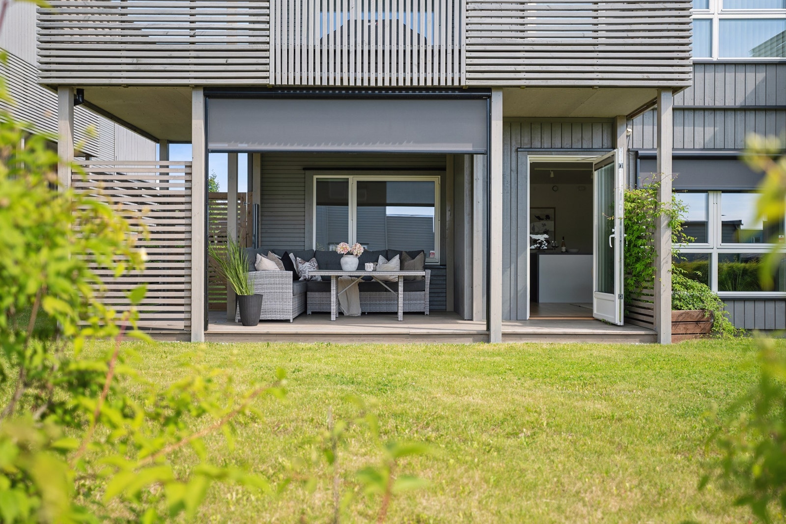 Overbygd terrasse med fin levegg. Galleribilde