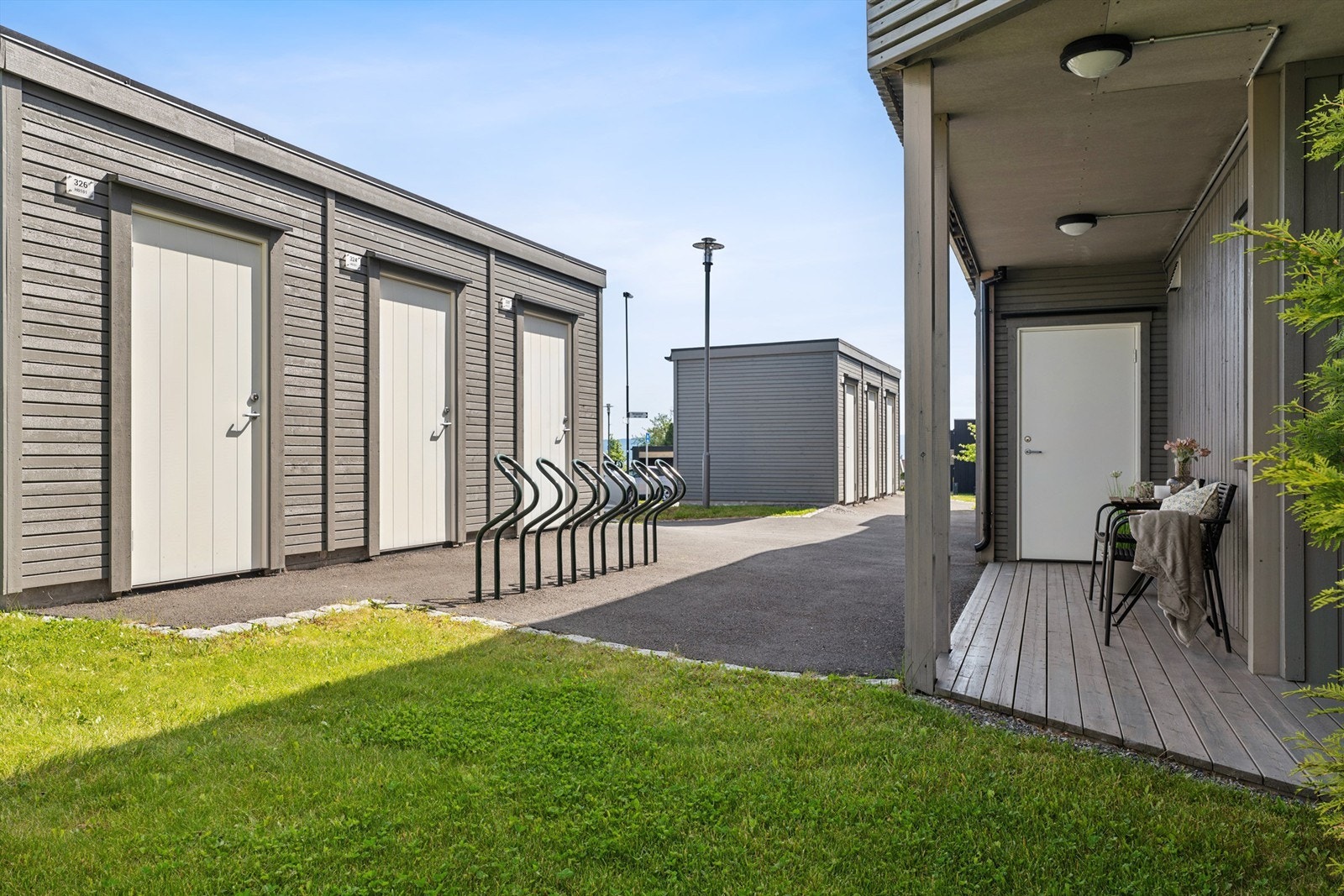 Medfølgende sportsbod, samt én parkeringsplass i carport og én biloppstillingsplass. Galleribilde