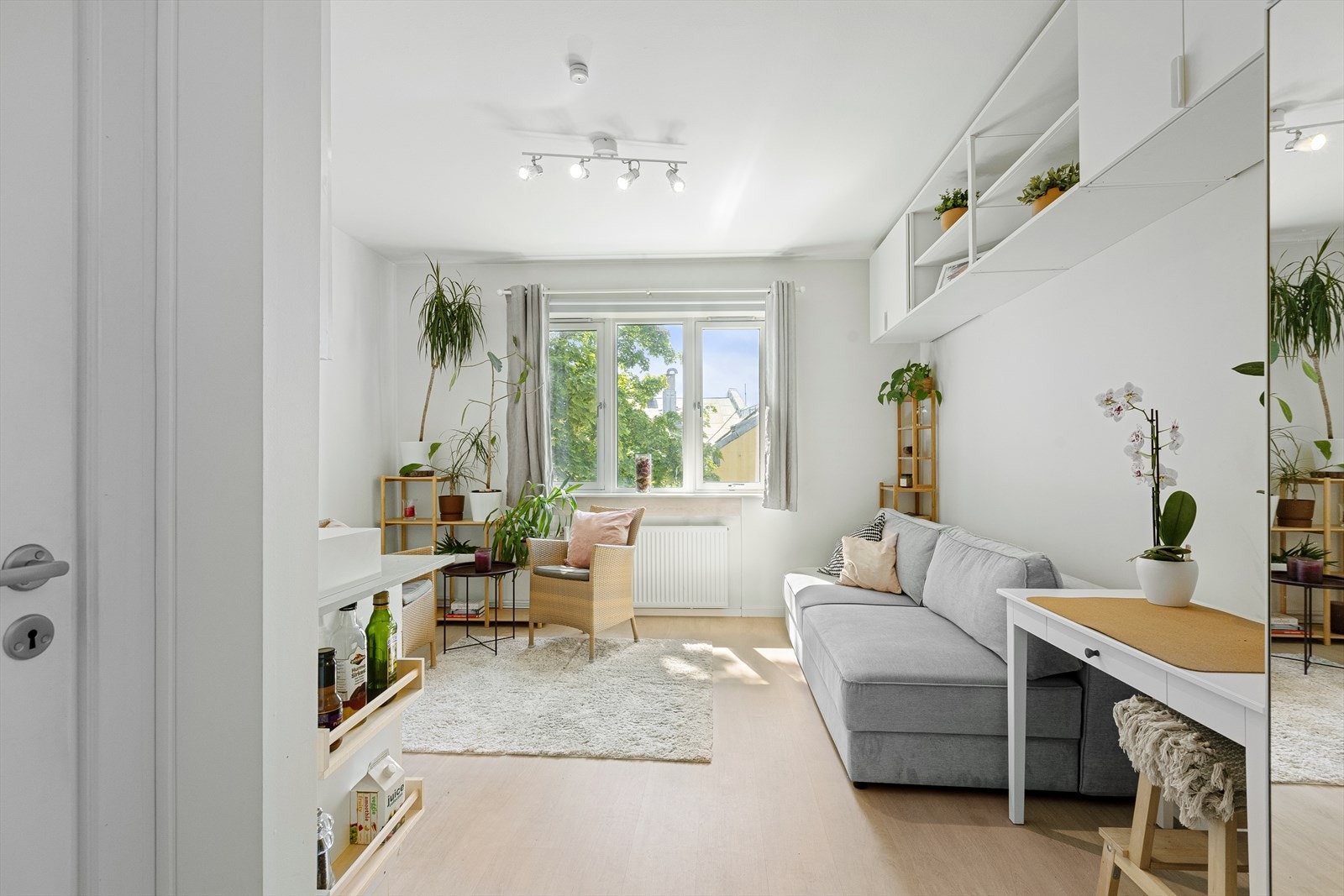 En praktisk og smart planlagt 1-roms med stille beliggenhet mot bakgård - perfekt for deg som ønsker ro midt i byen. Galleribilde