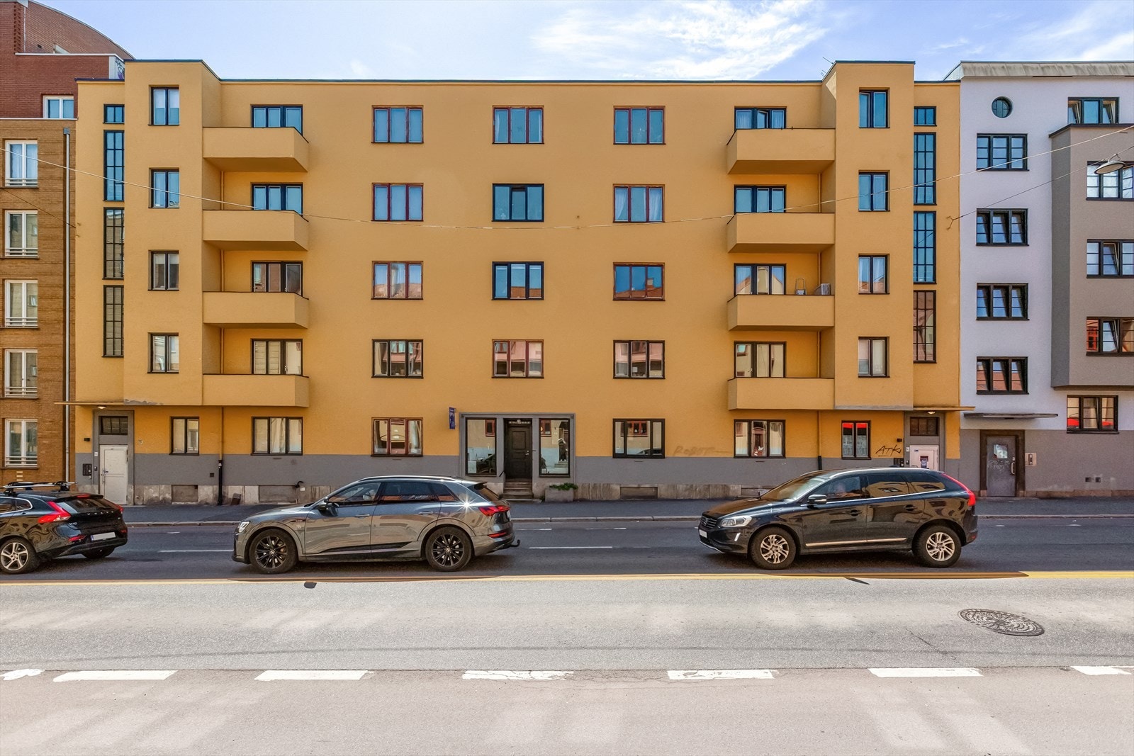 For deg som verdsetter en livlig og sentral beliggenhet - her bor du med umiddelbar nærhet til både kollektivtrafikk, kaféliv og handel. Galleribilde