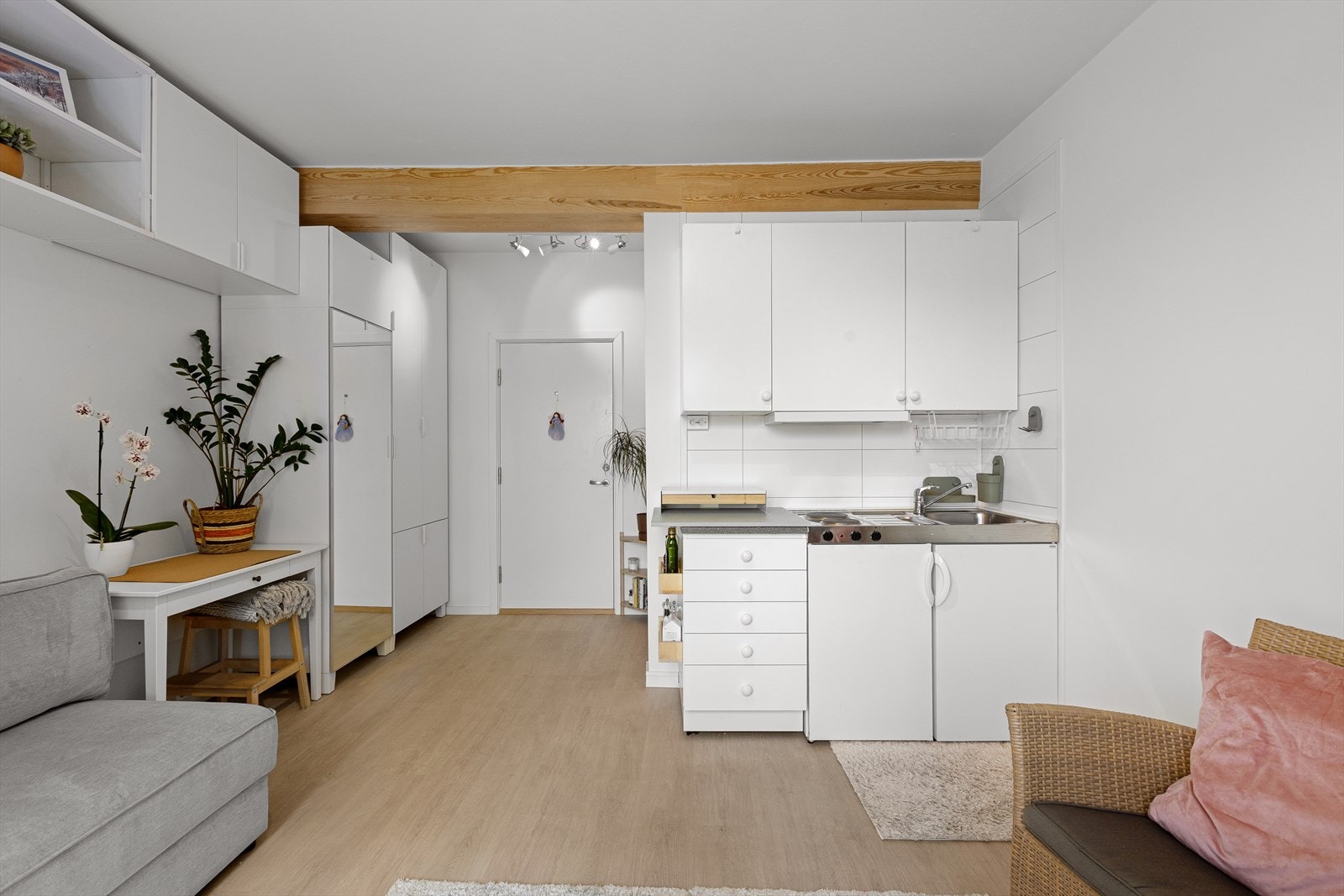 Beliggende i 4. etasje har leiligheten en god intern plassering i bygården, midt mellom populære Grünerløkka og Torshov. Galleribilde