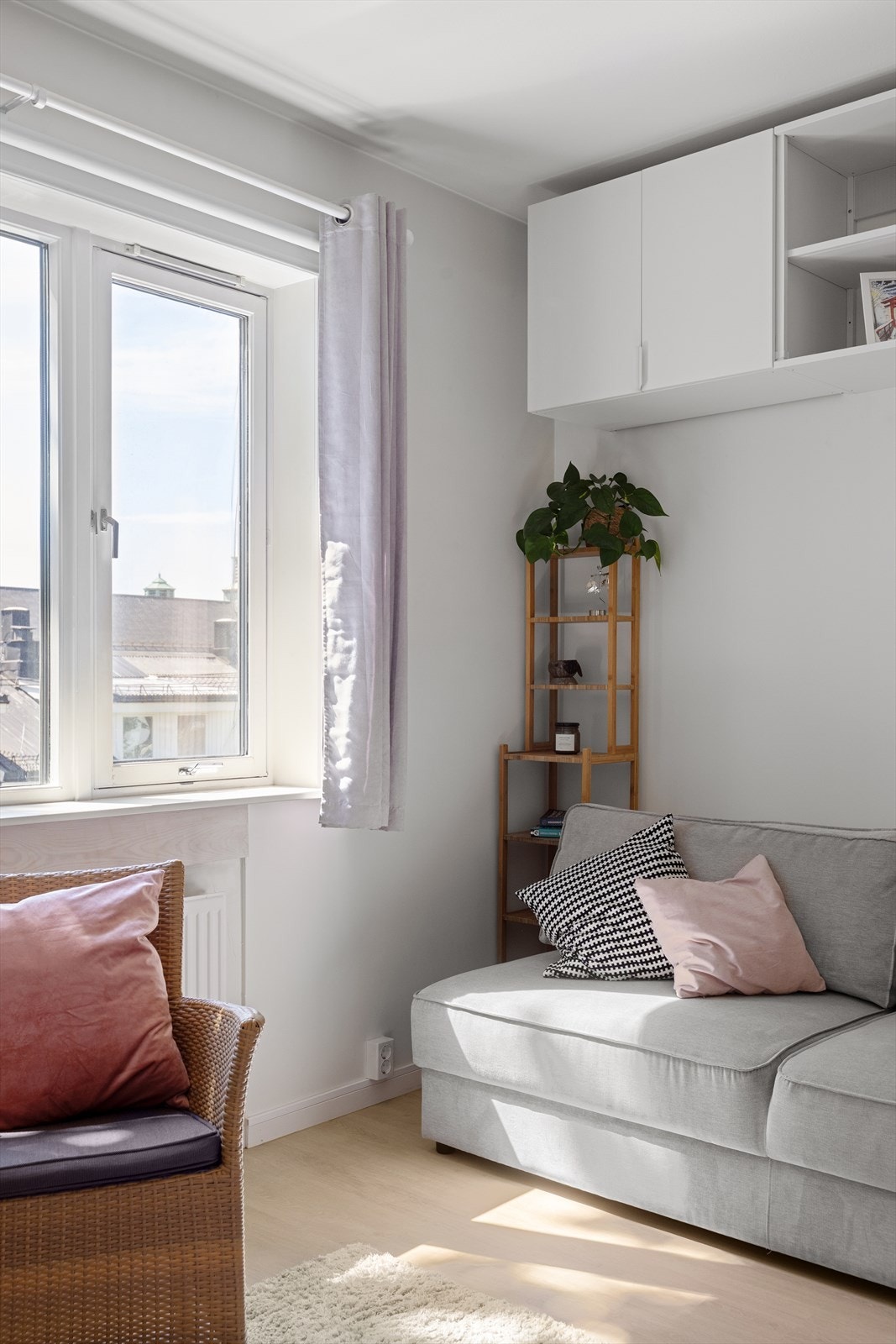 Store vinduer gir rikelig med naturlig lys. Galleribilde