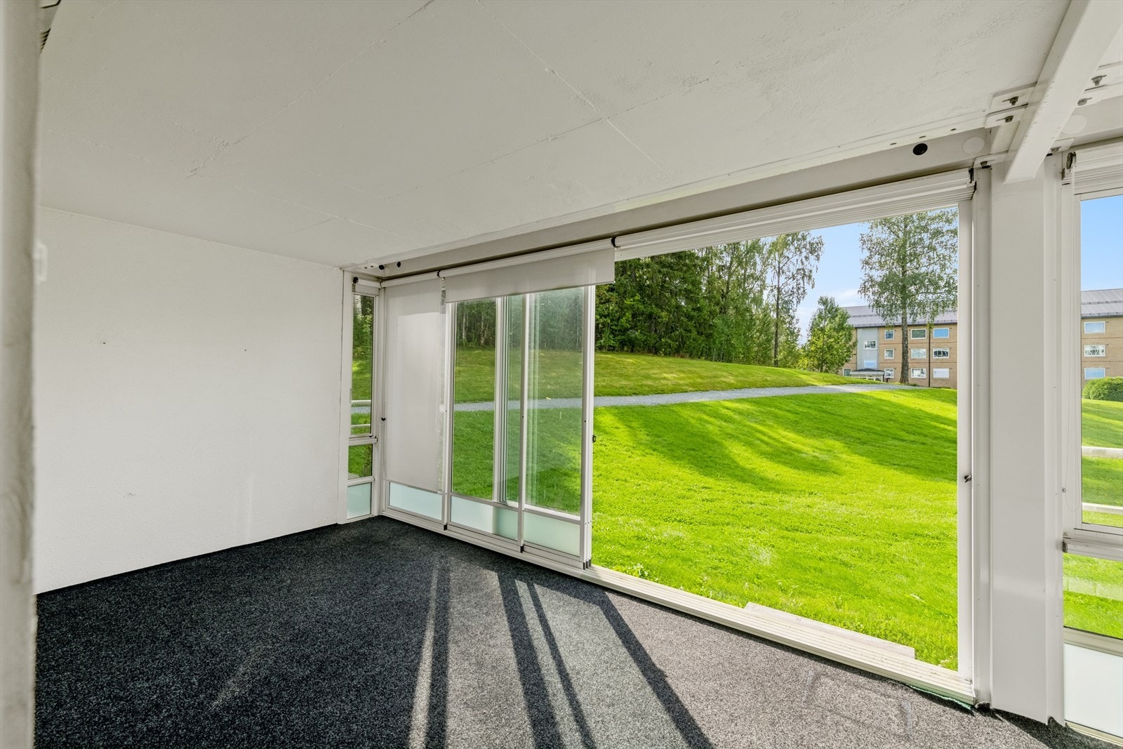 Innglassingen av balkongen gjør til at dette blir en slags forlengelse av stuen. Galleribilde