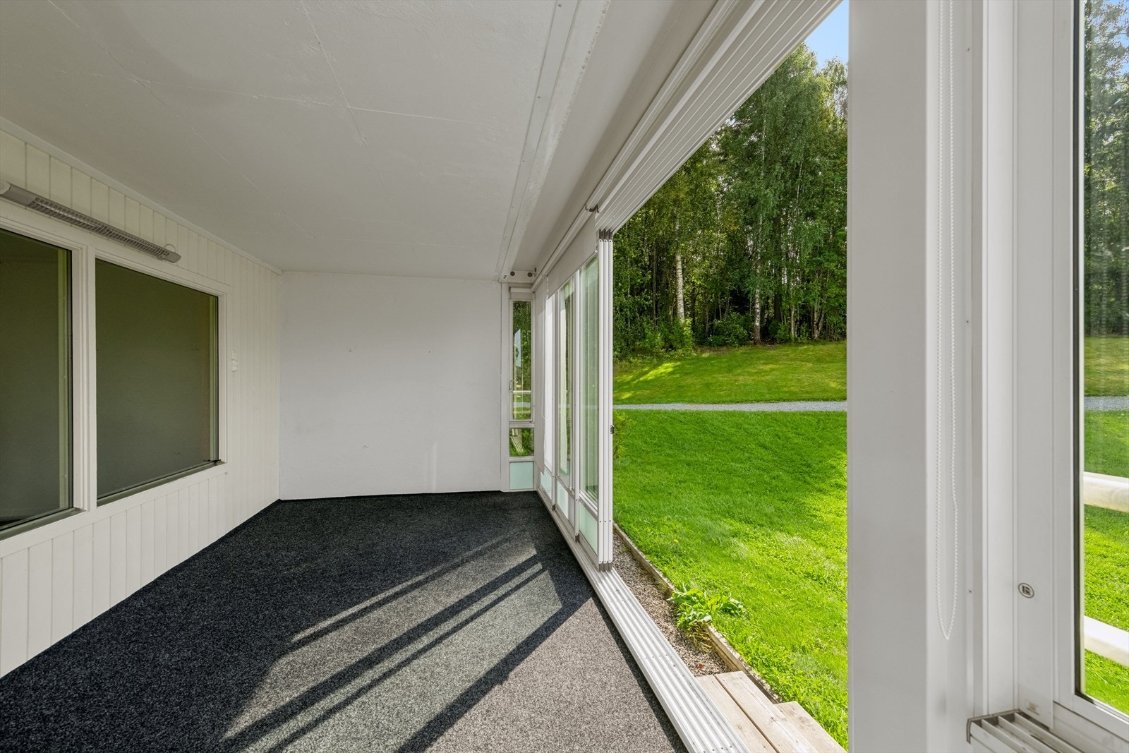 De skyvbare vinduene kan skyves til siden og gir et åpent og fritt uterom med direkte adkomst til fellesarealene. Galleribilde