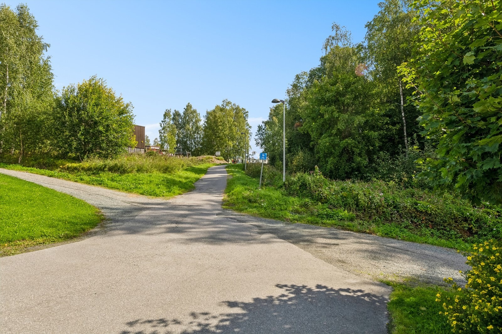 Leiligheten har kort gangveg til bla. Langeland skole med SFO og Langeland barnehage. Galleribilde
