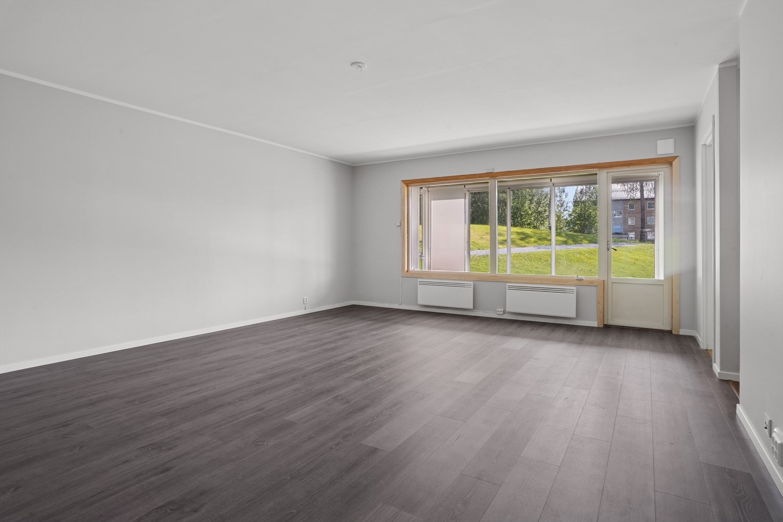 De store vindusflatene gir godt med naturlig lys inn. Galleribilde