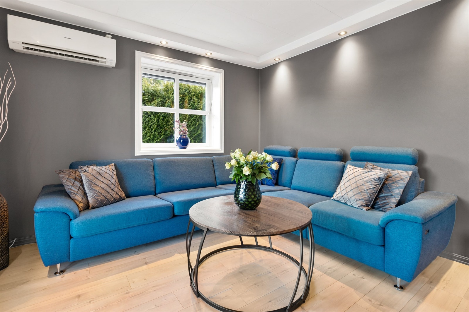 Varmepumpen sørger for en lun og jevn innetemperatur og virker avkjølende på varme sommerdager Galleribilde