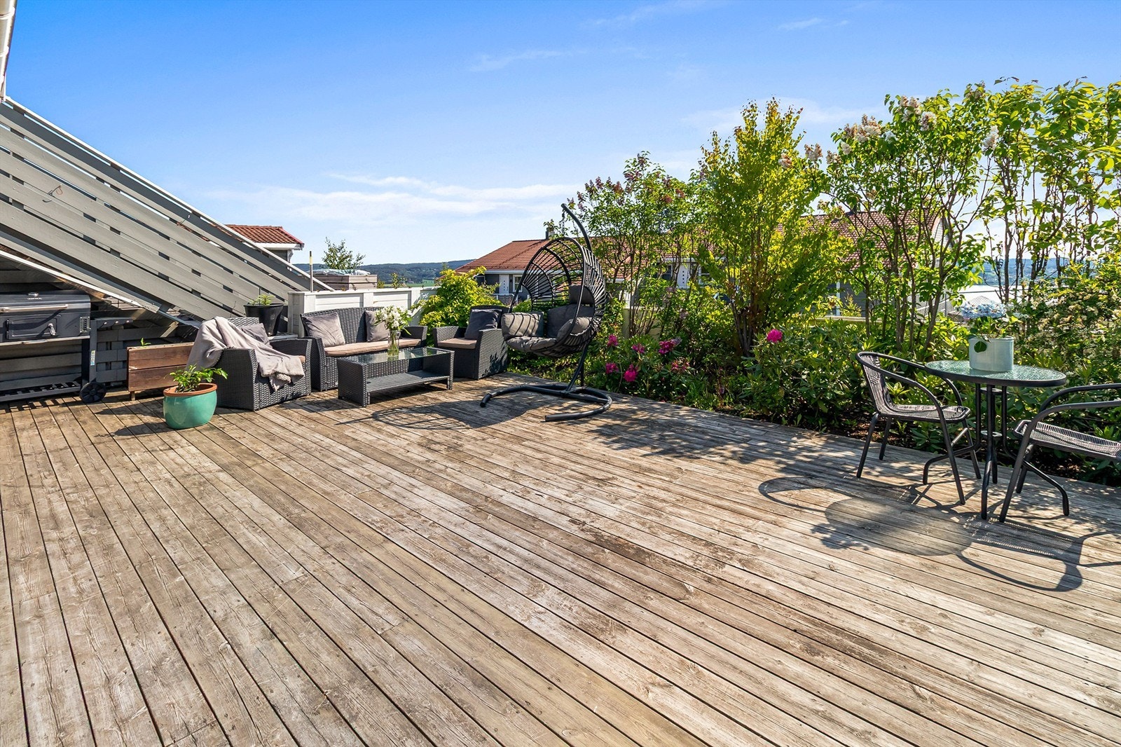 Terrassen er på hele 51 kvm og over deler av terrassen er det markise Galleribilde