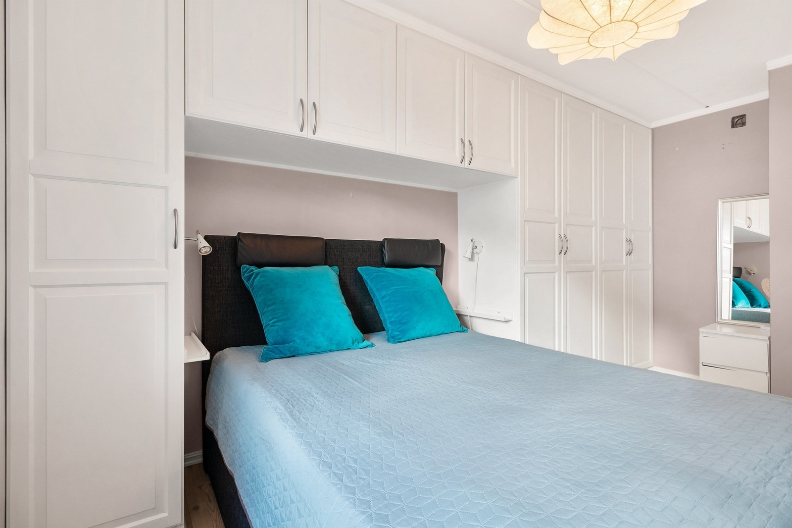 Godt med lagringsplass i plassbygget garderobeløsning Galleribilde