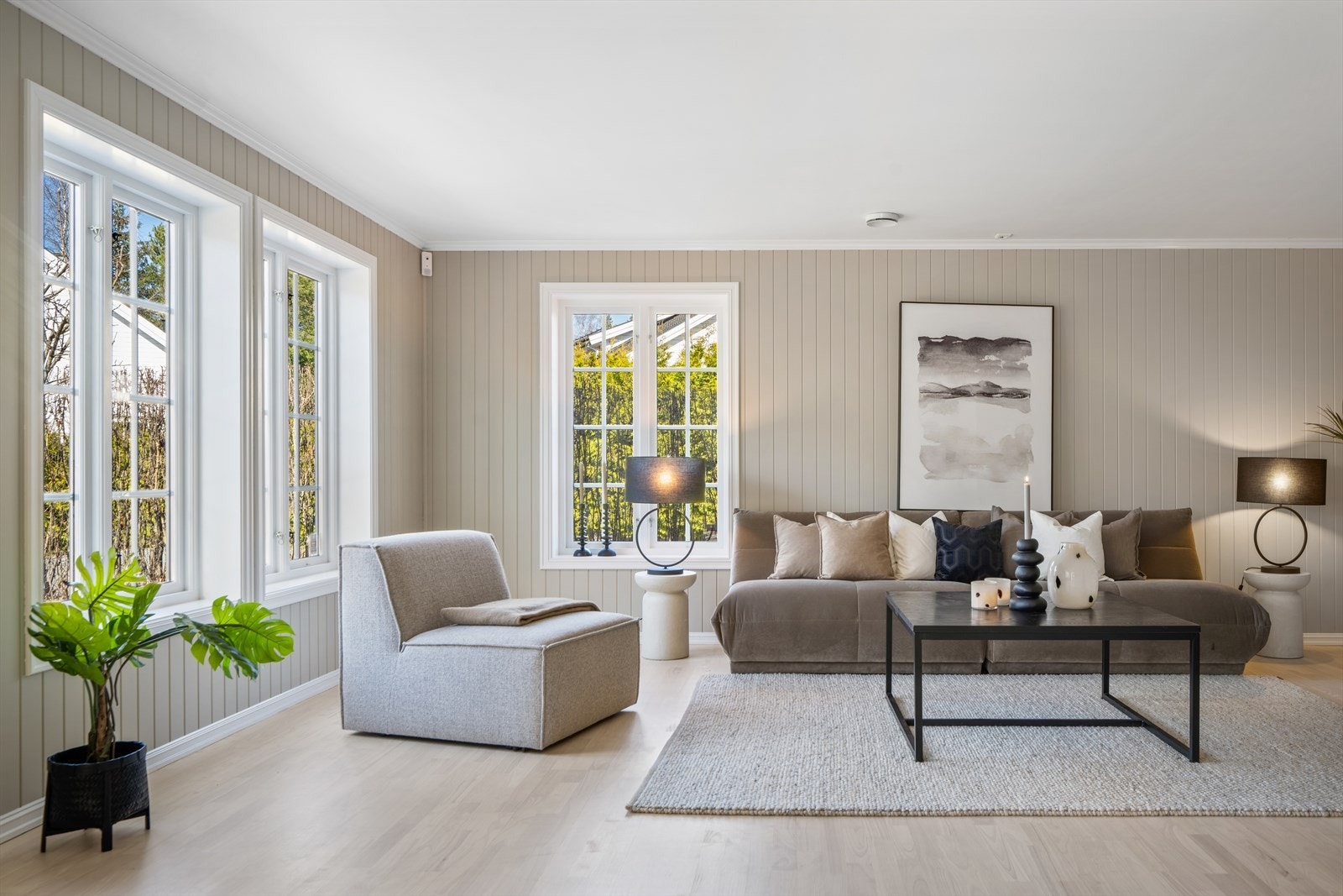 Stuen er holdt i samme stil som resten av boligen, og boligen er nylig overflate renovert med veggflater malt i soothing beige og modern beige samt nyslipt 3-stavs parkett. Galleribilde