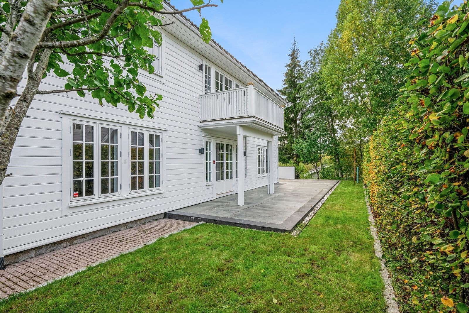 Boligens uteplass er hellelagt og er på ca. 75 kvm! Galleribilde