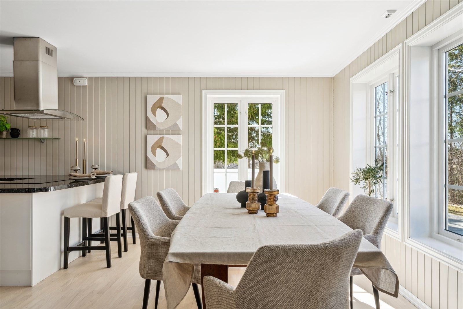 God plass til spisebord samt at det er sitteplass ved kjøkkenøy. Galleribilde