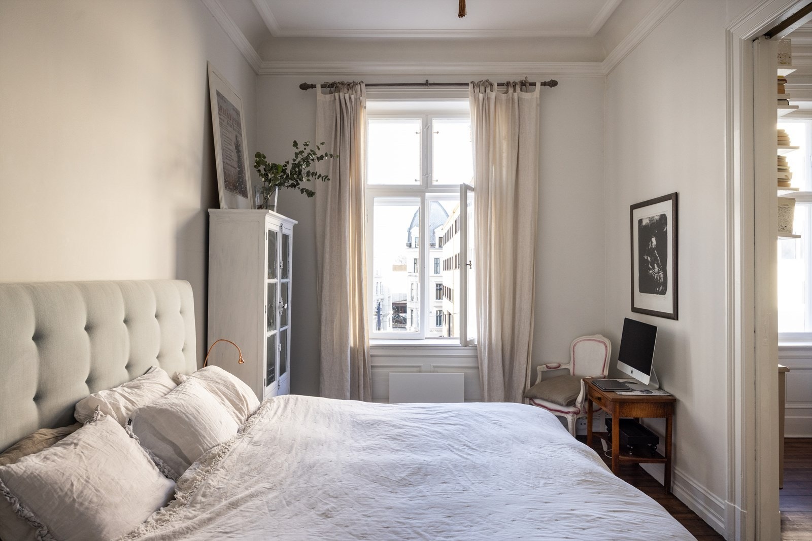 Romslig soverom med plass til en stor dobbeltseng samt garderobeskap, kommode eller annet møblement. Rommet har adkomst fra stuen og kan også benyttes som stue. Galleribilde