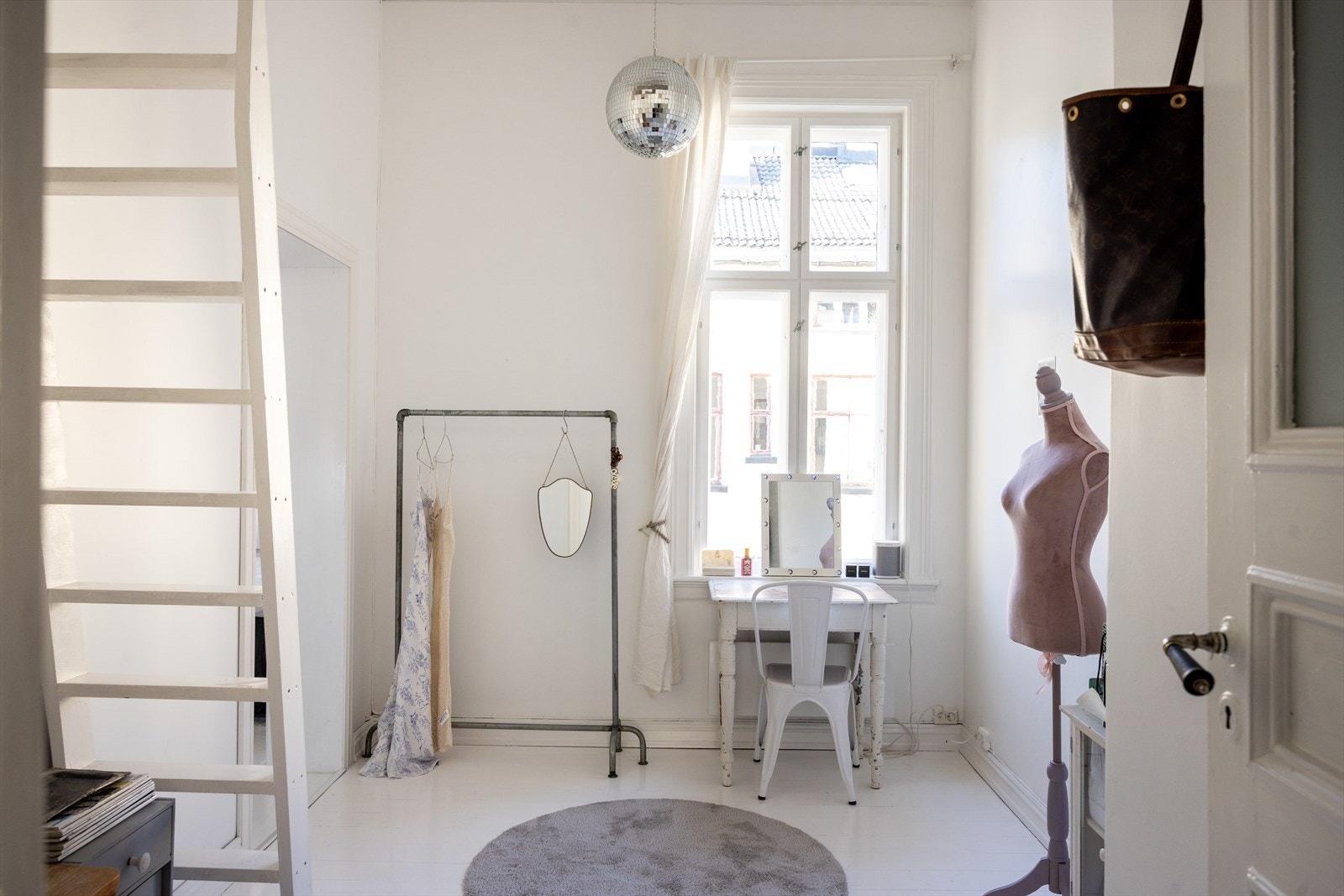 Rommet er i dag innredet som soverom. Soverommet vender ut mot rolig bakgård. Galleribilde